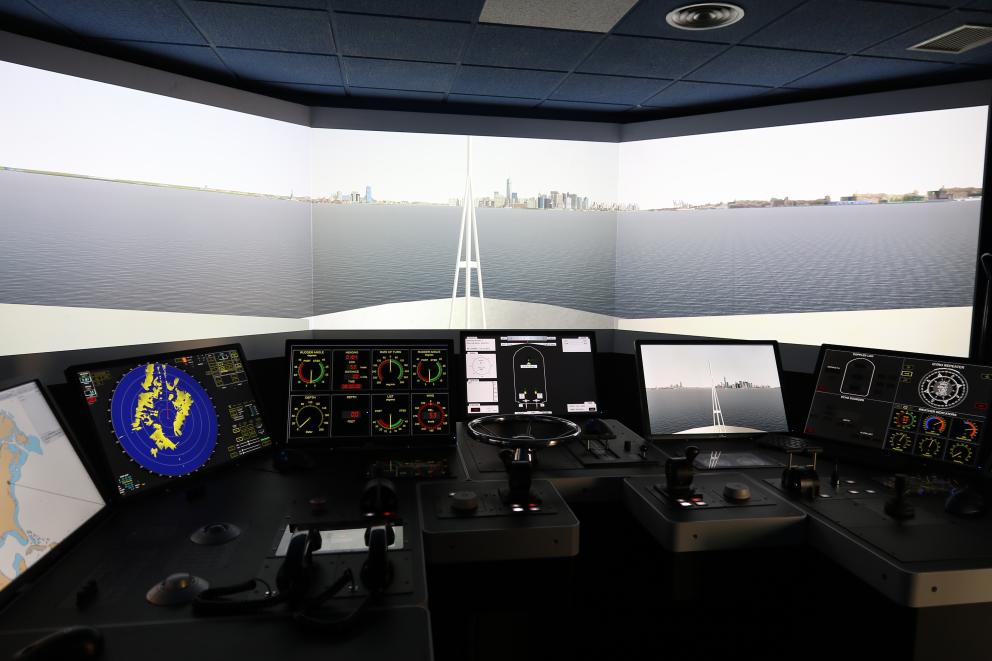 Simulador de maniobra de buques. Puente B