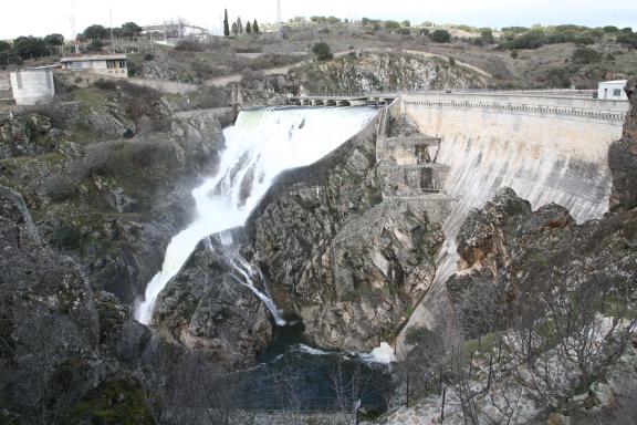 Aliviadero de la presa de El Villar.