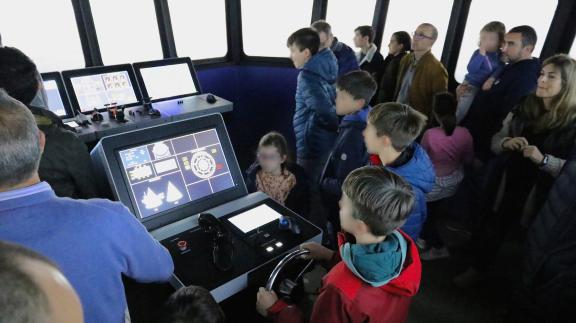 Niños y niñas visitando el Simulador de maniobras del CEPYC