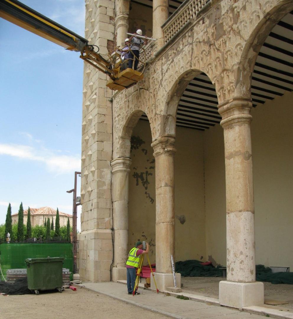 Foto de la inspección de la fachada de un edificio histórico