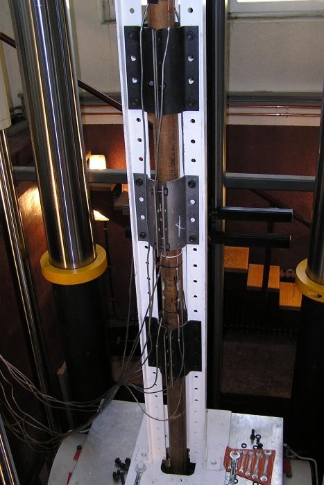 Foto de las pruebas de compresión y medida de pandeo de un micropilote