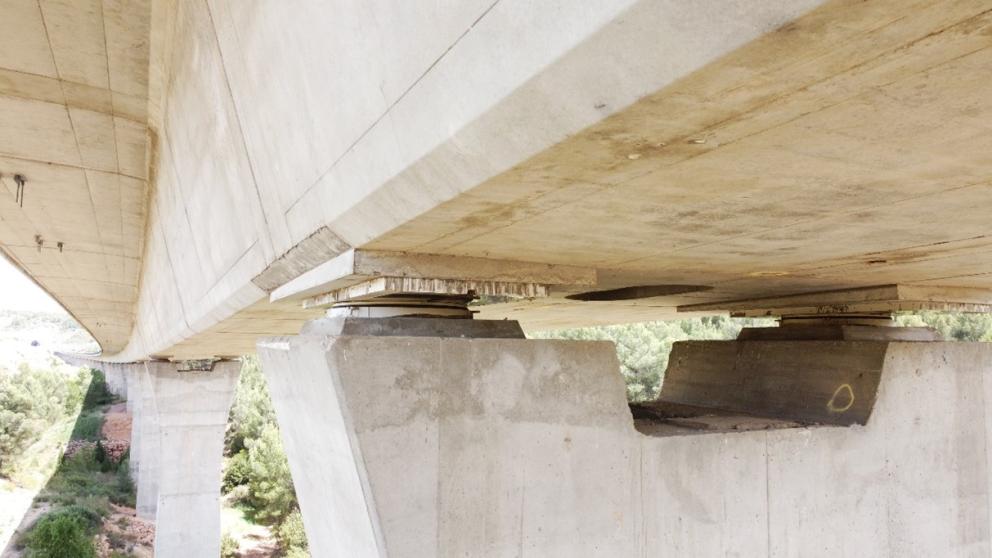 Foto de los apoyos del tablero de un viaducto tomada con drones