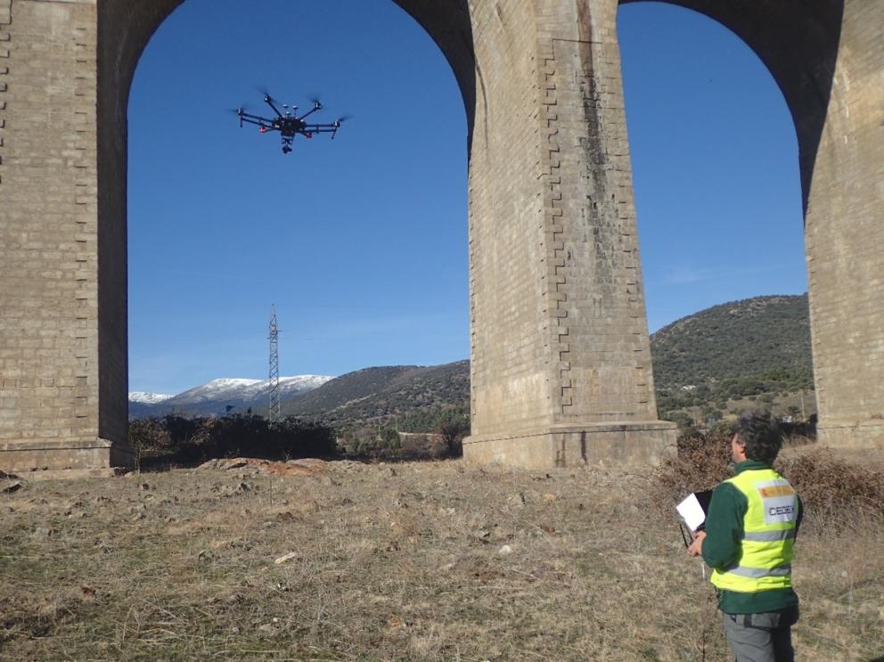 Foto de la inspección de un puente histórico con drones