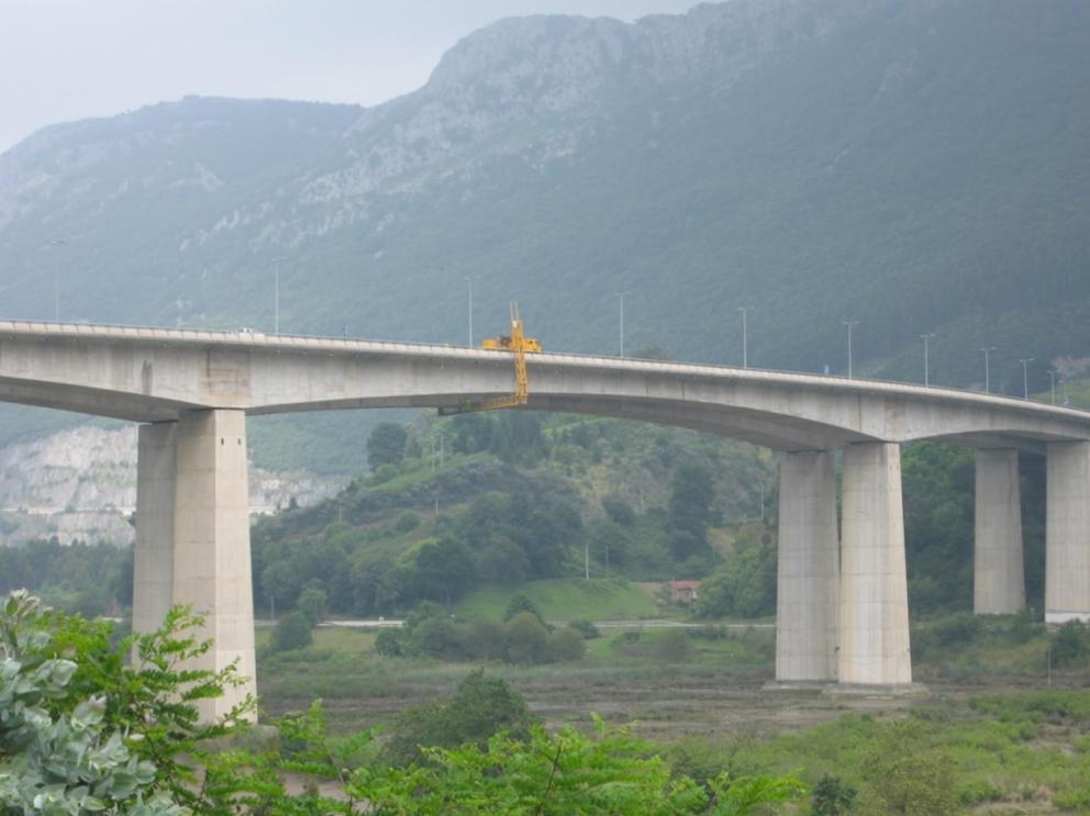 Foto de la inspección del tablero de un viaducto
