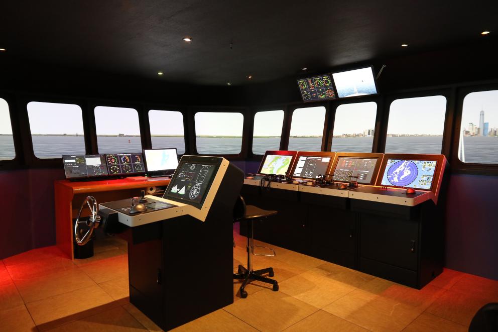 Simulador de maniobra de buques. Puente A