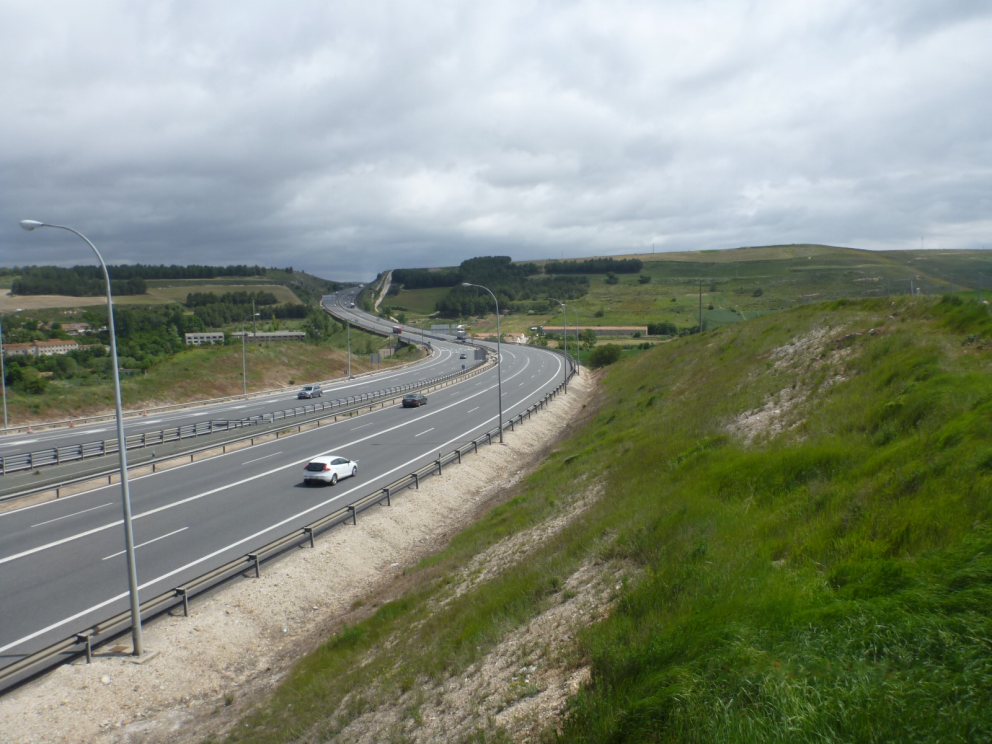 Autovía A1 en Burgos. Las infraestructuras lineales de transporte dan lugar a la fragmentación de los hábitats que atraviesan, impacto que puede mitigarse mediante estructuras transversales a la carretera.