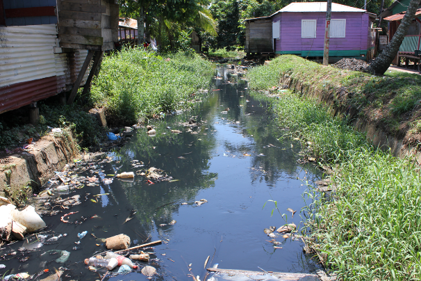 Desagüe de aguas residuales a cielo abierto (Nicaragua)