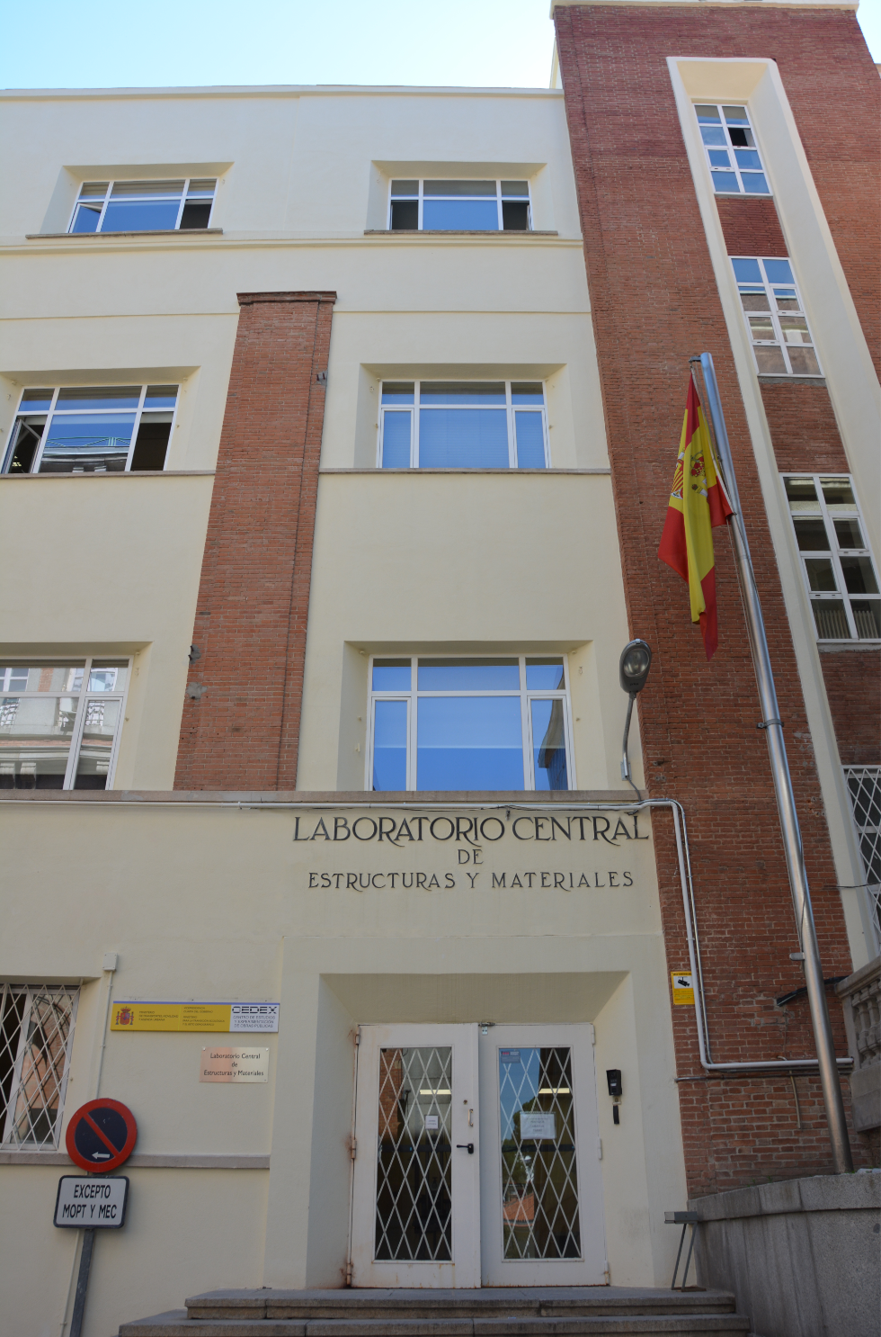 Foto de la fachada del Laboratorio Central de Estructuras y Materiales