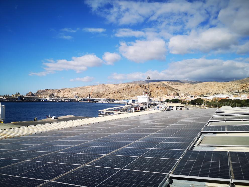 Instalación fotovoltaica instalada en la cubierta de la estación marítima del puerto de Almería.