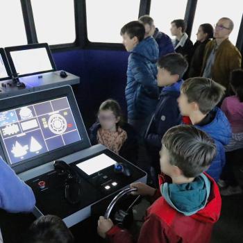Niños y niñas visitando el Simulador de maniobras del CEPYC